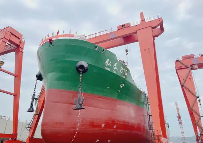 对此,东红船业扩建5万平方米加工车间,筹建5万吨级舾装码头和船坞